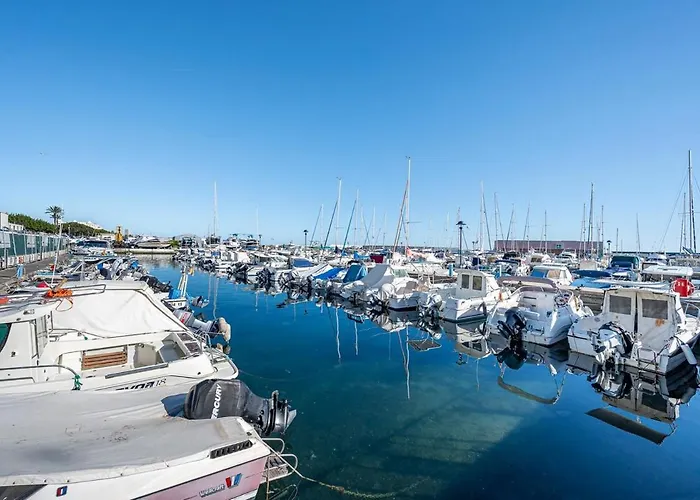 Elegant Apartment, Steps From The Sea With Parking Included *