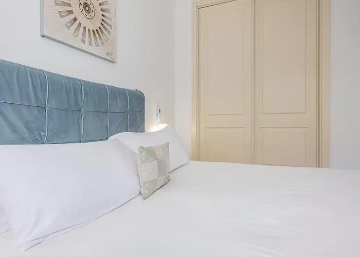 Διαμέρισμα Elegant Apartment, Steps From The Sea With Parking Included *