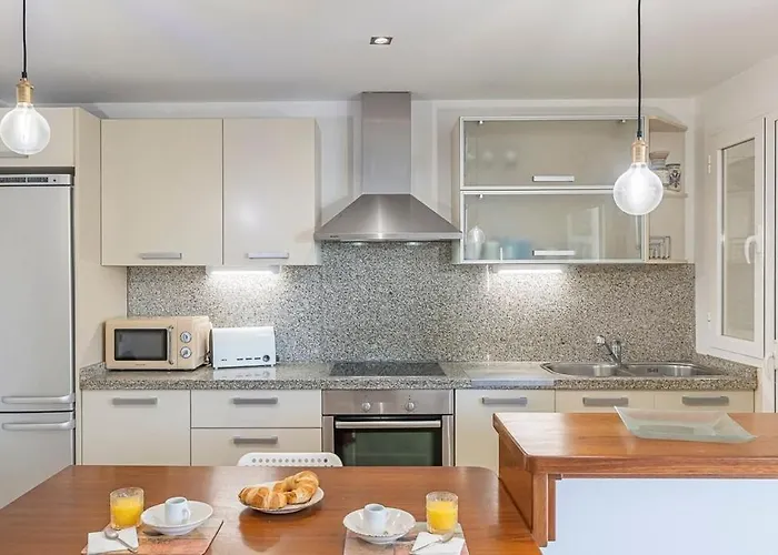 Διαμέρισμα Elegant Apartment, Steps From The Sea With Parking Included