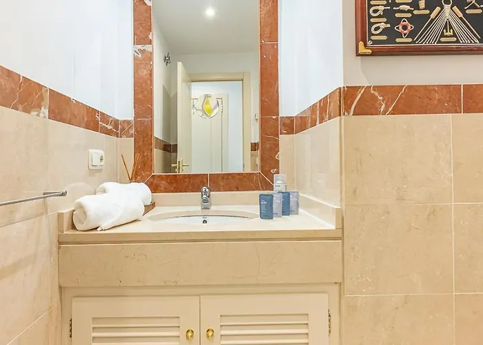 Elegant Apartment, Steps From The Sea With Parking Included *