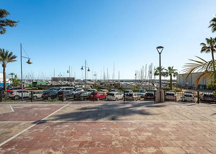 Elegant Apartment, Steps From The Sea With Parking Included
