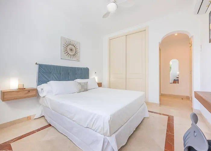Elegant Apartment, Steps From The Sea With Parking Included * Марбелья