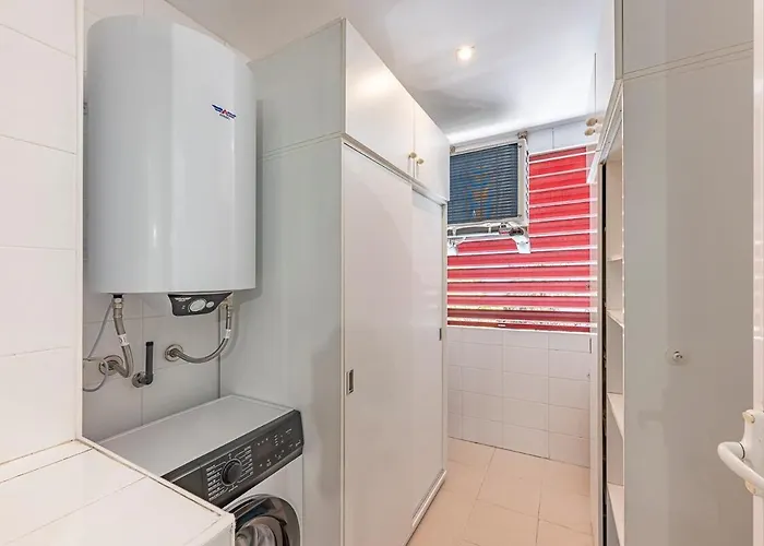 Elegant Apartment, Steps From The Sea With Parking Included *