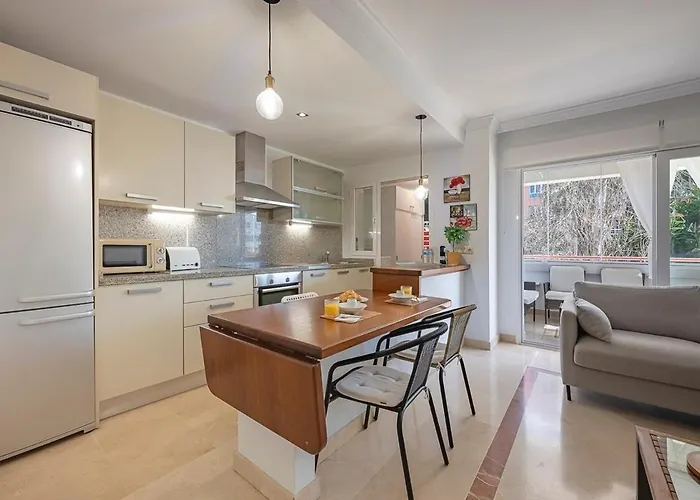 Elegant Apartment, Steps From The Sea With Parking Included Μαρμπέλλα