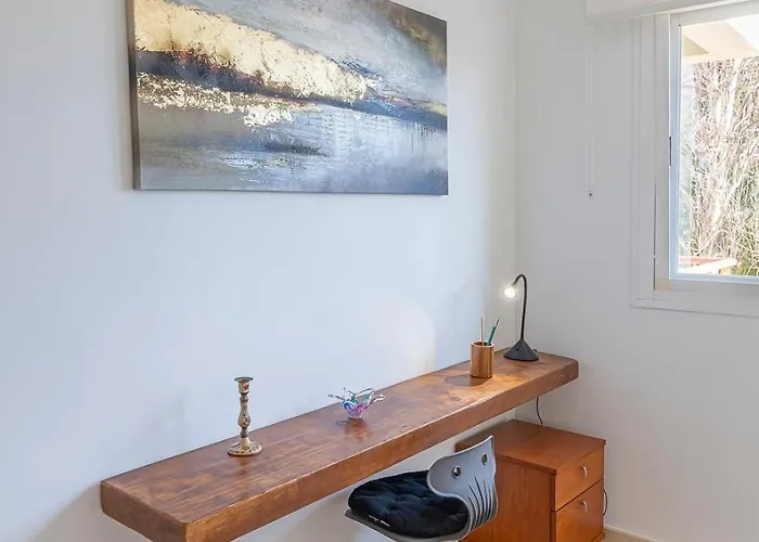 Апартаменты Elegant Apartment, Steps From The Sea With Parking Included *