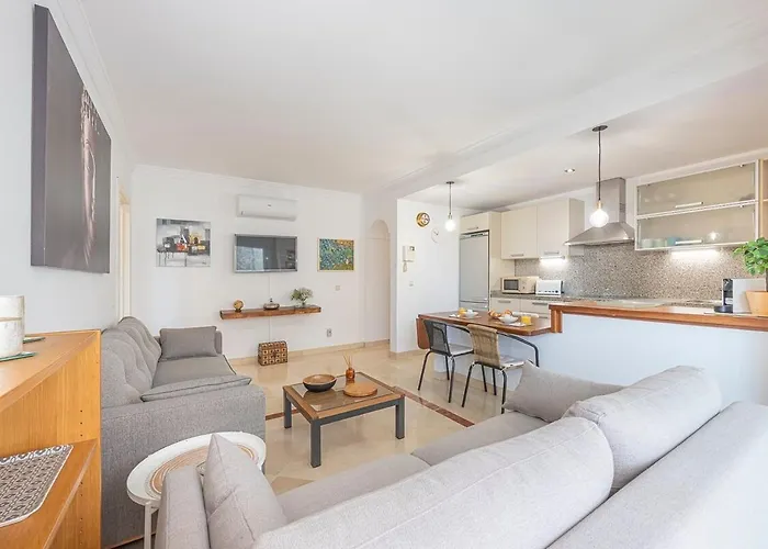 Elegant Apartment, Steps From The Sea With Parking Included Marbella
