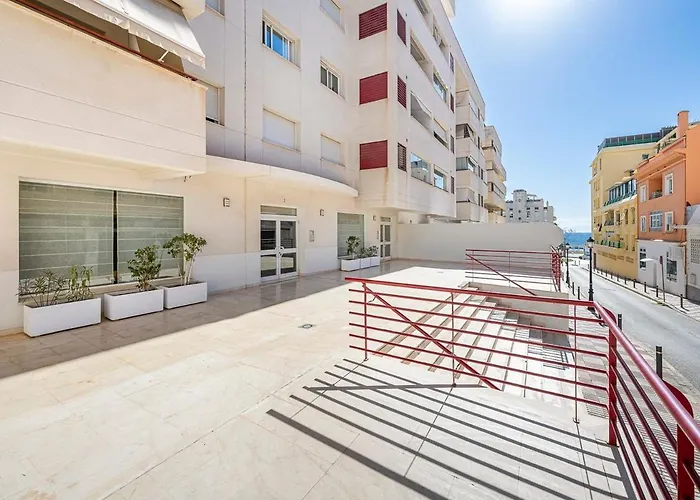 Elegant Apartment, Steps From The Sea With Parking Included * Μαρμπέλλα