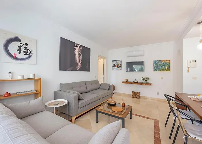 Elegant Apartment, Steps From The Sea With Parking Included