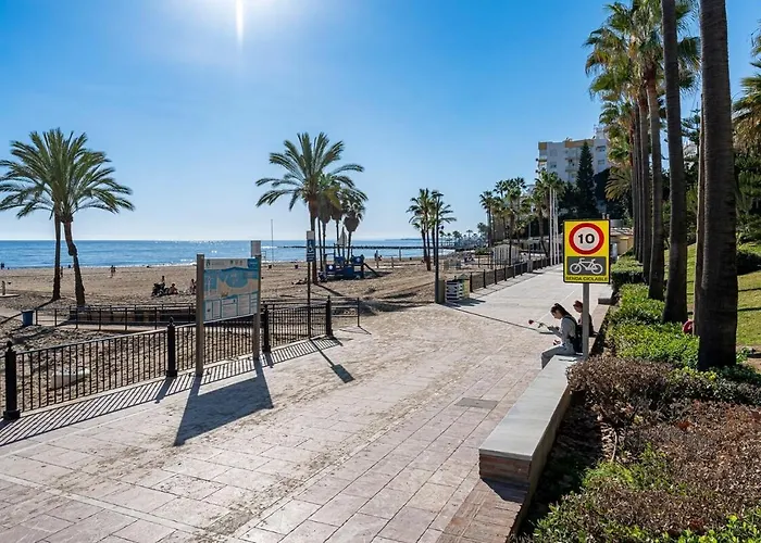 Апартаменты Elegant Apartment, Steps From The Sea With Parking Included