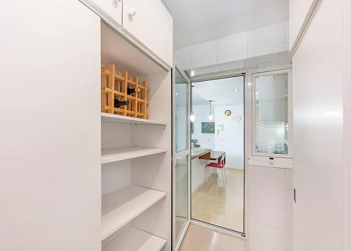 Elegant Apartment, Steps From The Sea With Parking Included *