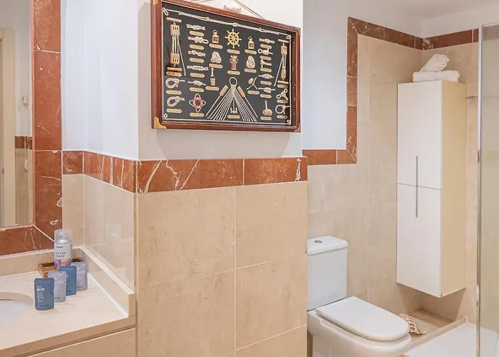 Elegant Apartment, Steps From The Sea With Parking Included Μαρμπέλλα