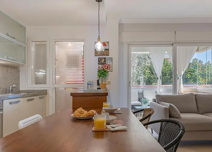 Elegant Apartment, Steps From The Sea With Parking Included * Марбелья