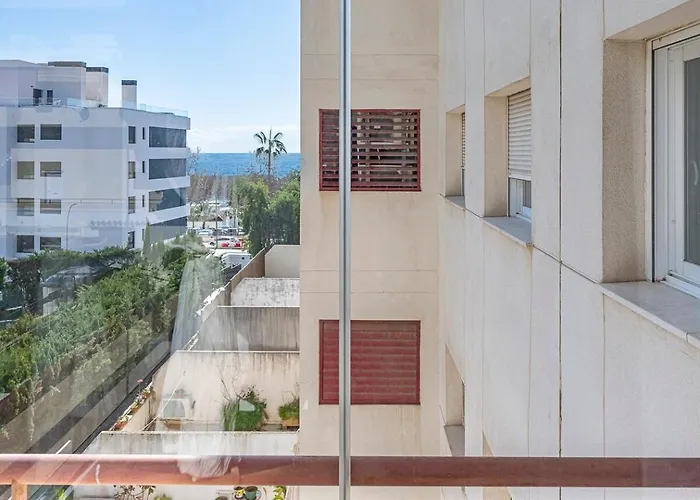 Apartment Elegant Apartment, Steps From The Sea With Parking Included