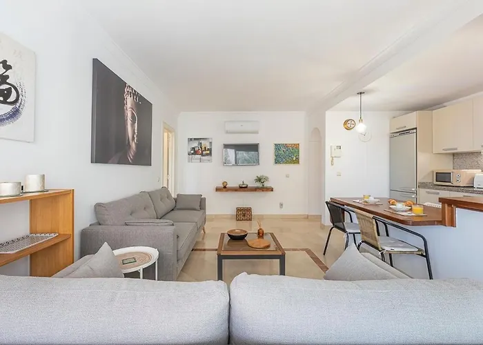 Elegant Apartment, Steps From The Sea With Parking Included *