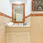 Elegant Apartment, Steps From The Sea With Parking Included