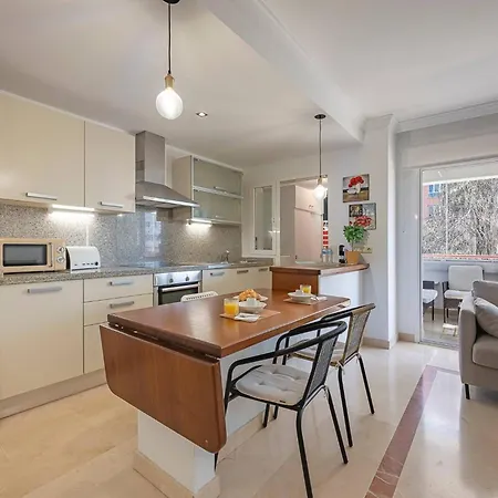 Lejlighed Elegant Apartment, Steps From The Sea With Parking Included *