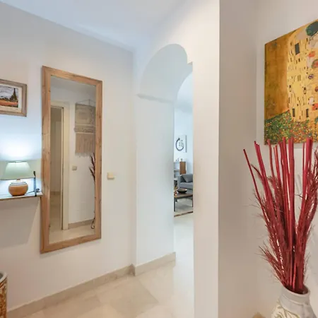 Elegant Apartment, Steps From The Sea With Parking Included * Marbella
