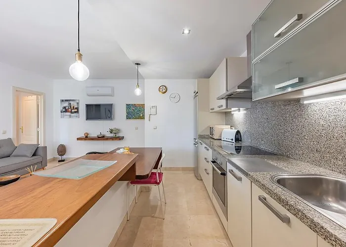 Apartment Elegant Apartment, Steps From The Sea With Parking Included Marbella
