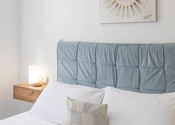 Elegant Apartment, Steps From The Sea With Parking Included